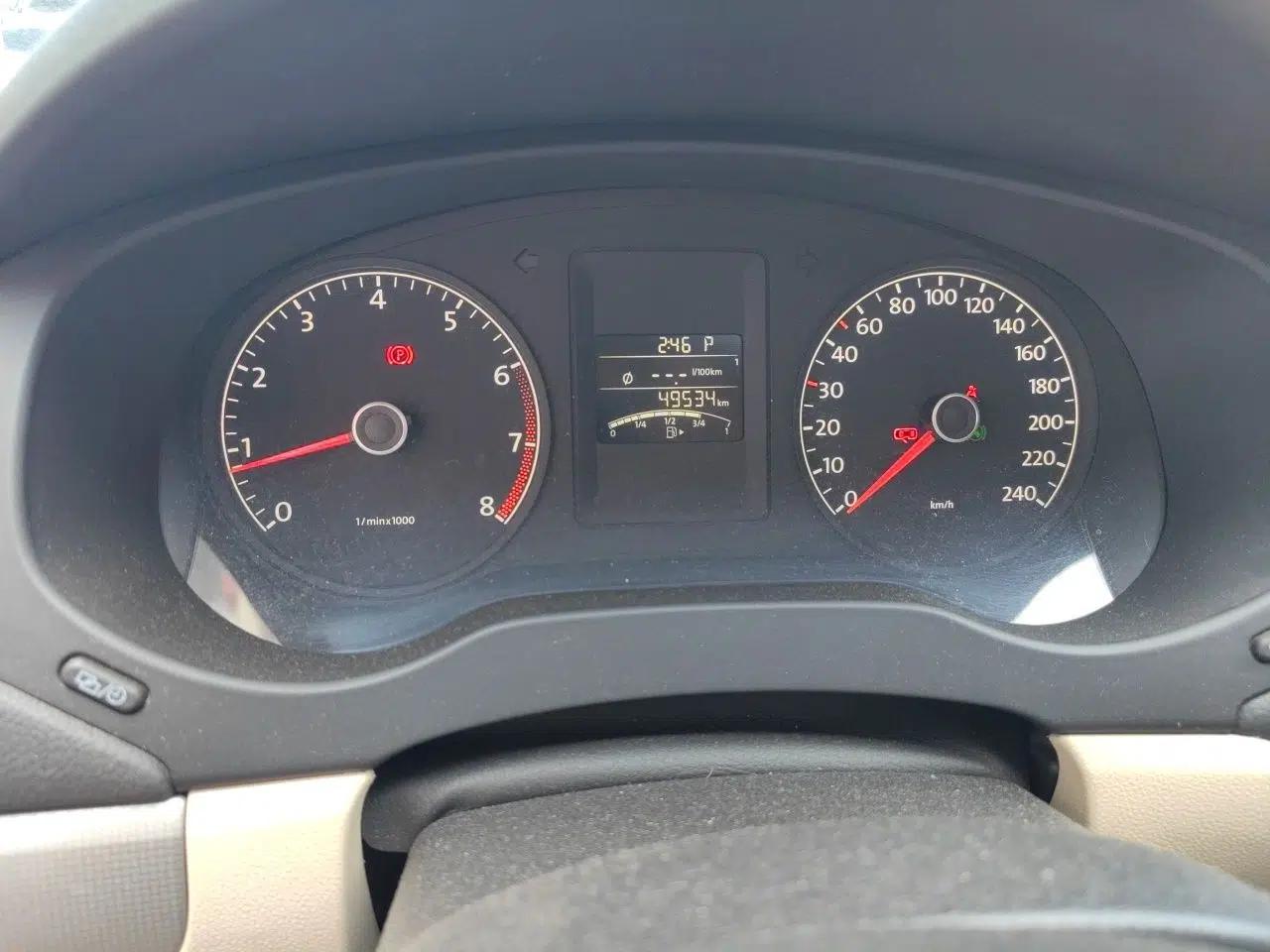 Volkswagen Sagitar 2012 1.6L Automatic Comfort Edition — миниатюра 12