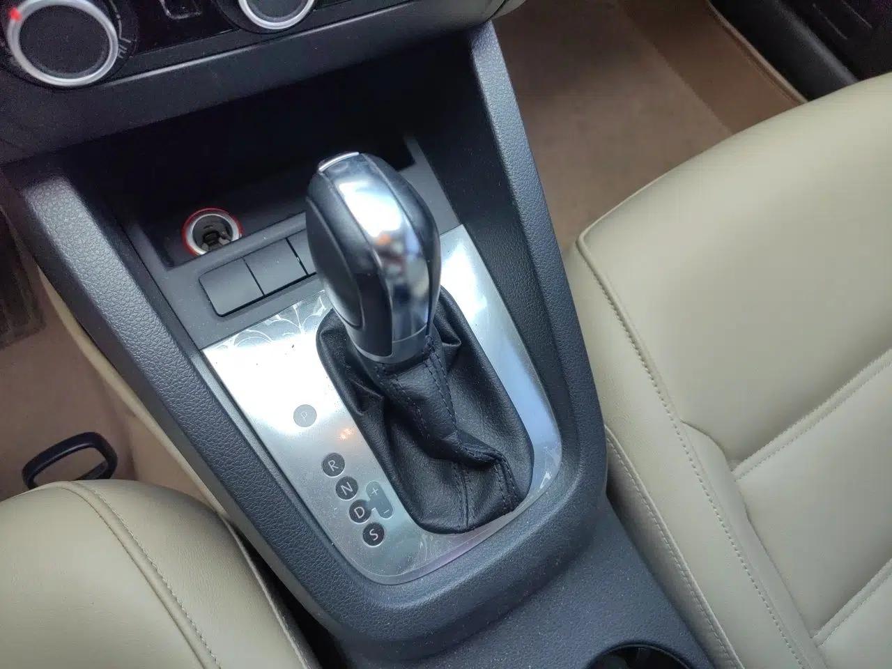 Volkswagen Sagitar 2012 1.6L Automatic Comfort Edition — миниатюра 14