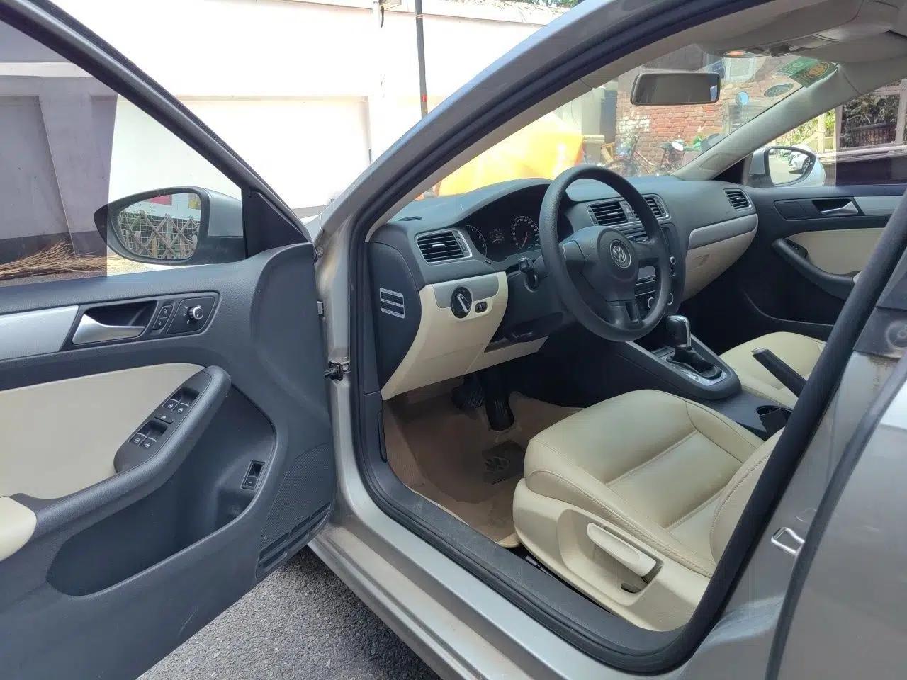 Volkswagen Sagitar 2012 1.6L Automatic Comfort Edition — миниатюра 16