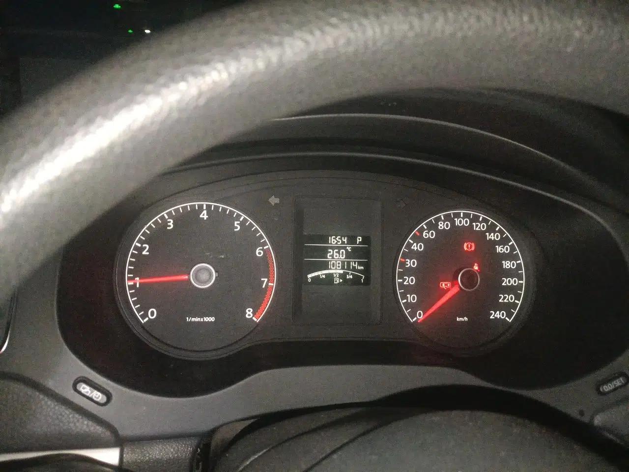 Volkswagen Sagitar 2012 1.6L Automatic Fashion Edition — миниатюра 11