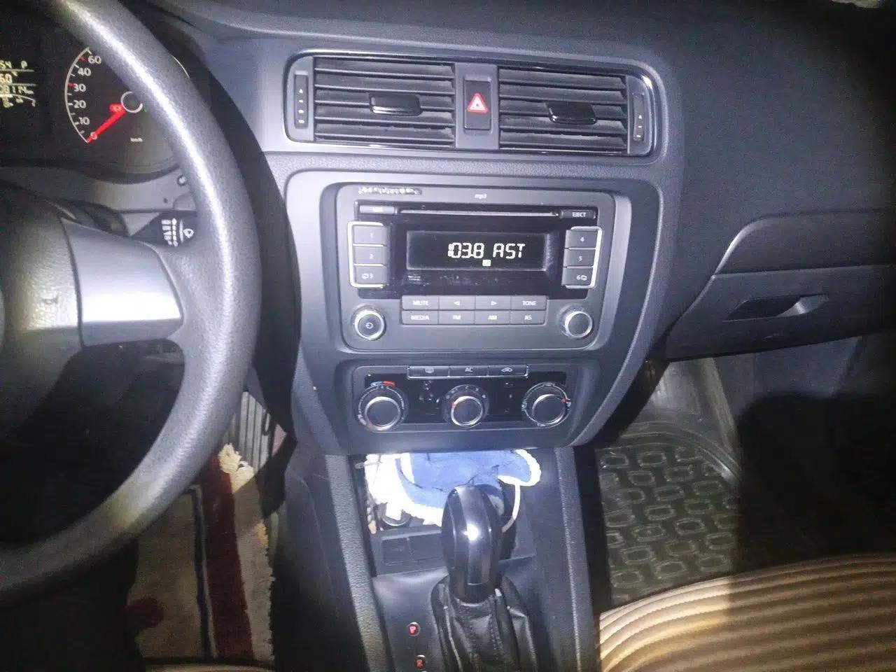 Volkswagen Sagitar 2012 1.6L Automatic Fashion Edition — миниатюра 13