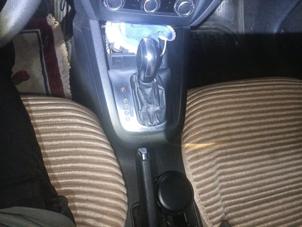 Volkswagen Sagitar 2012 1.6L Automatic Fashion Edition — миниатюра 14