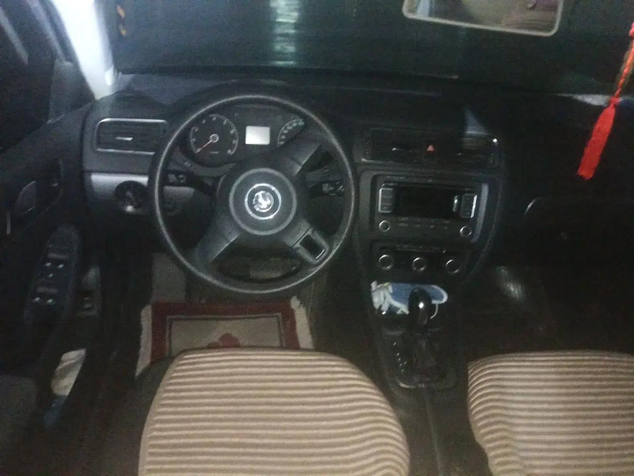 Volkswagen Sagitar 2012 1.6L Automatic Fashion Edition — миниатюра 10