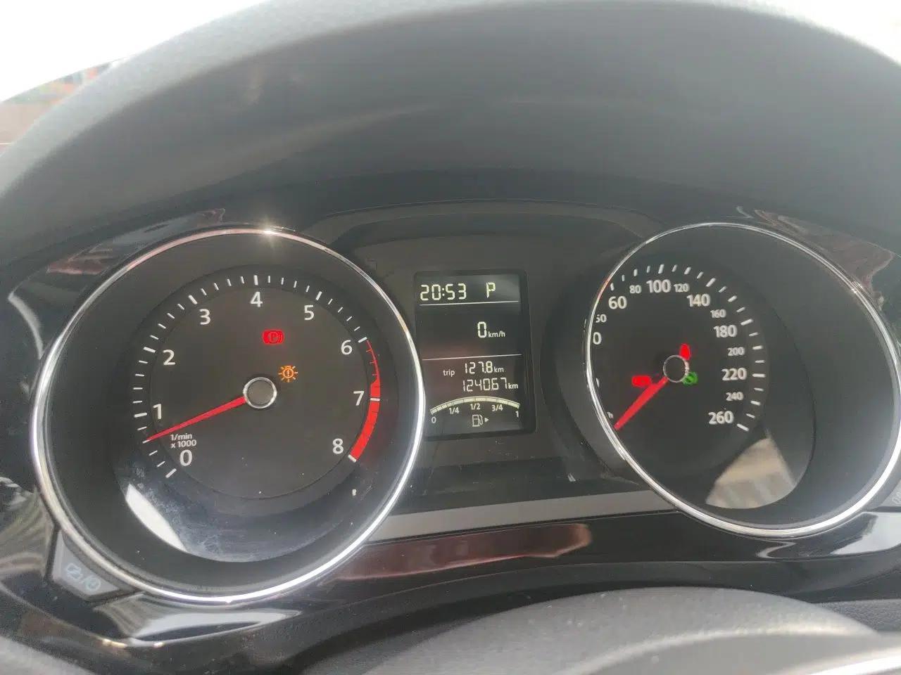 Volkswagen Sagitar 2018 1.6L Automatic Comfort Model — миниатюра 11