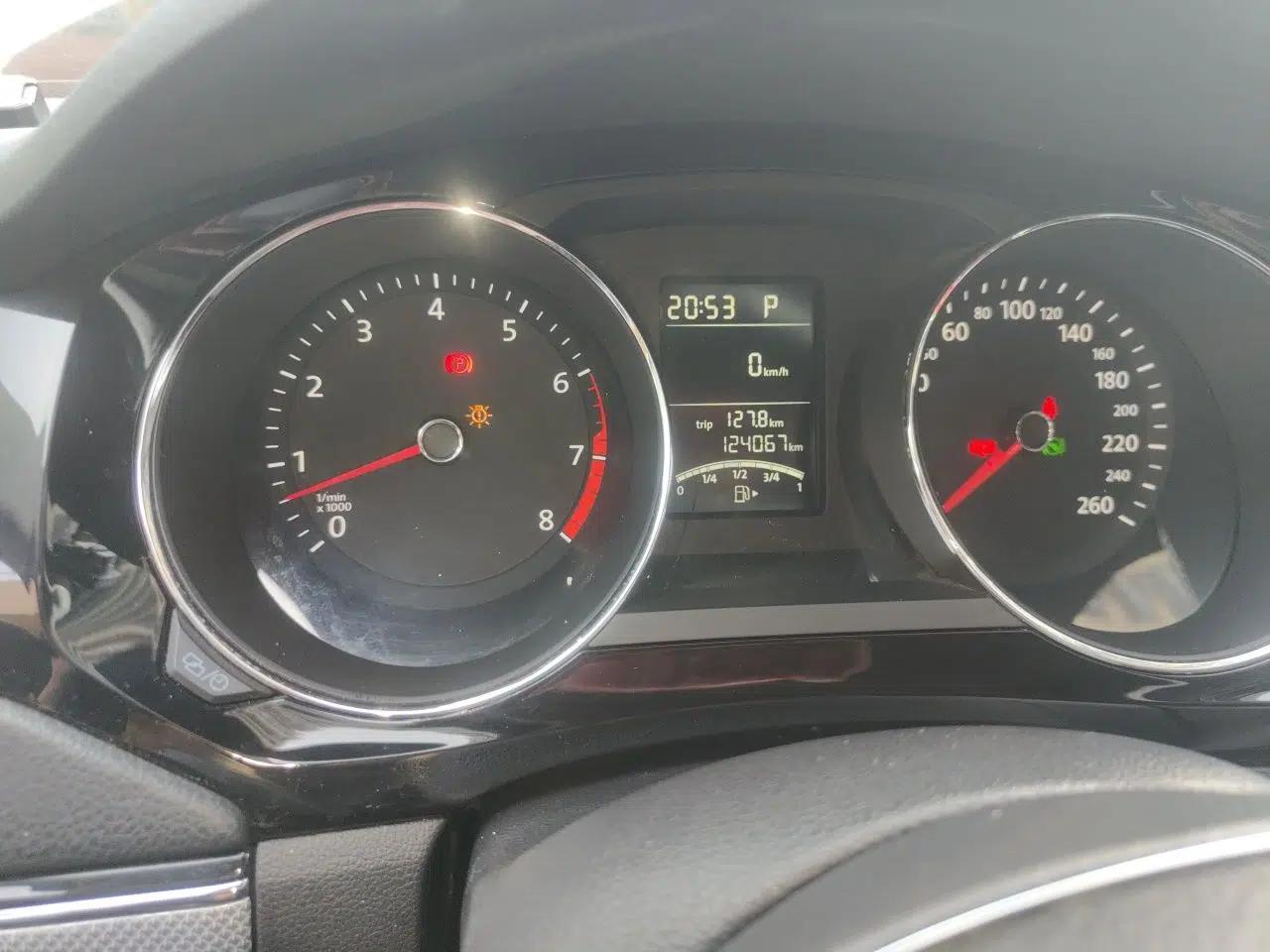 Volkswagen Sagitar 2018 1.6L Automatic Comfort Model — миниатюра 12