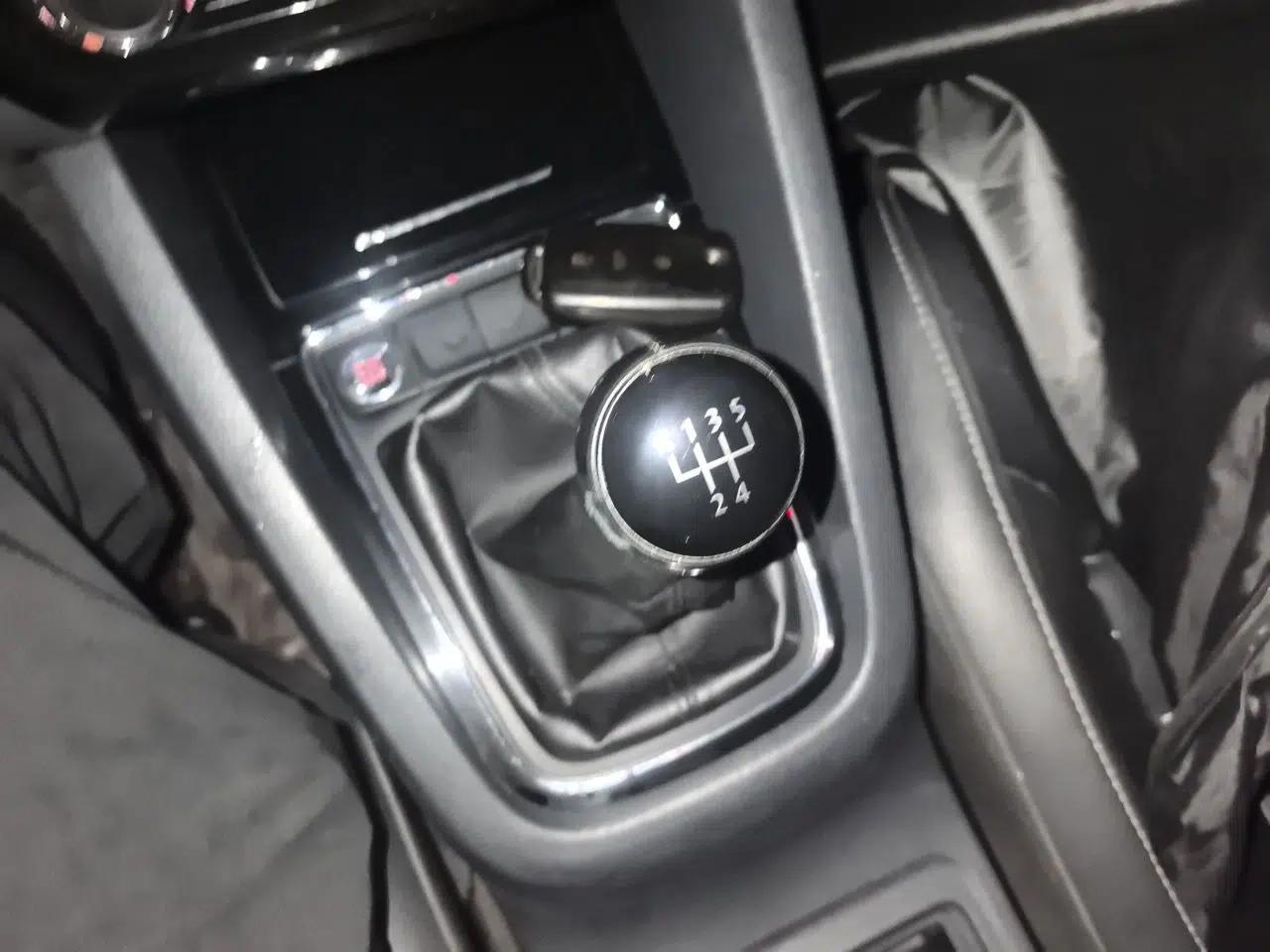 Volkswagen Sagitar 2017 1.6L Manual Comfort Model — миниатюра 14