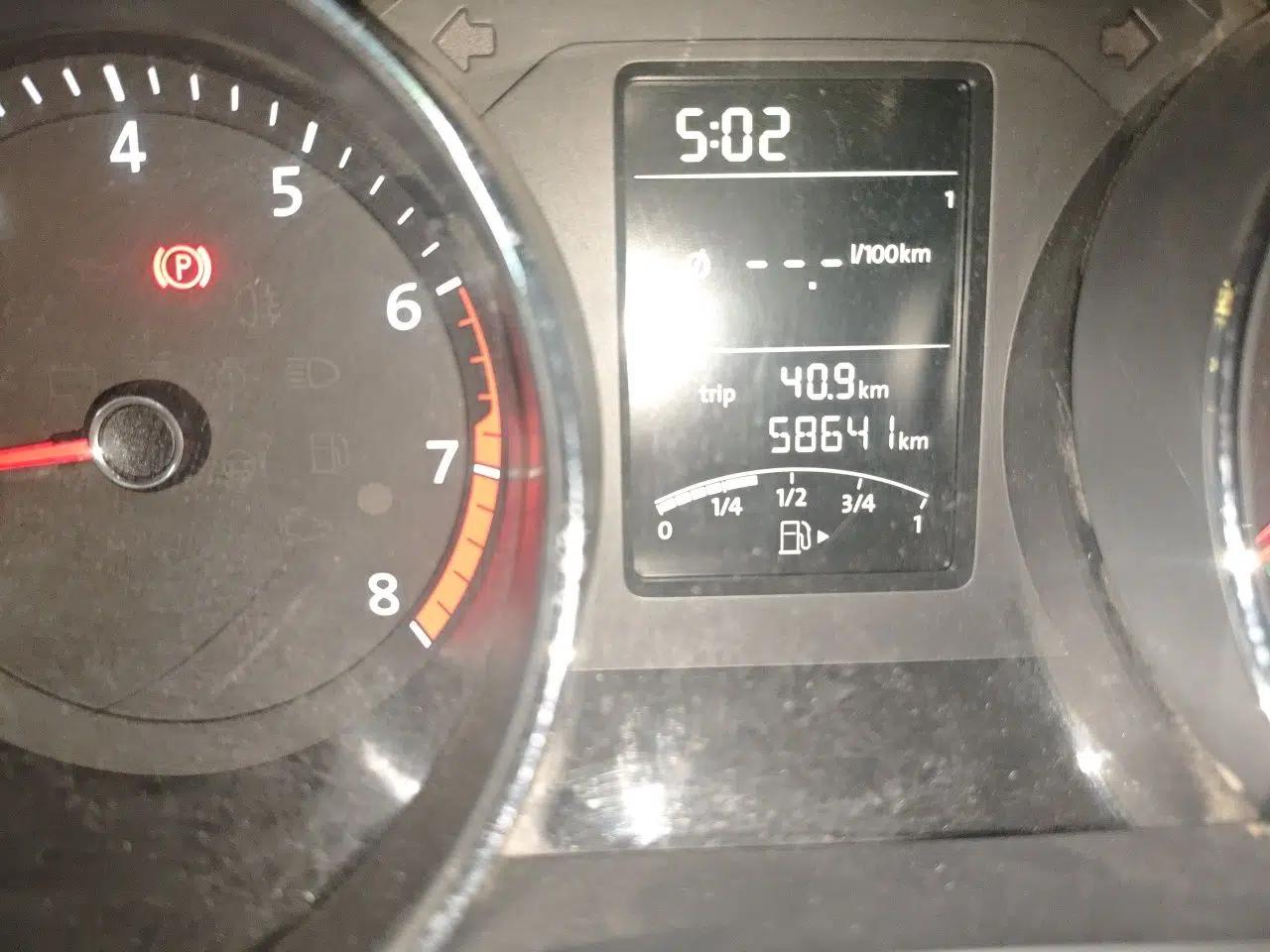 Volkswagen Sagitar 2017 1.6L Manual Comfort Model — миниатюра 12