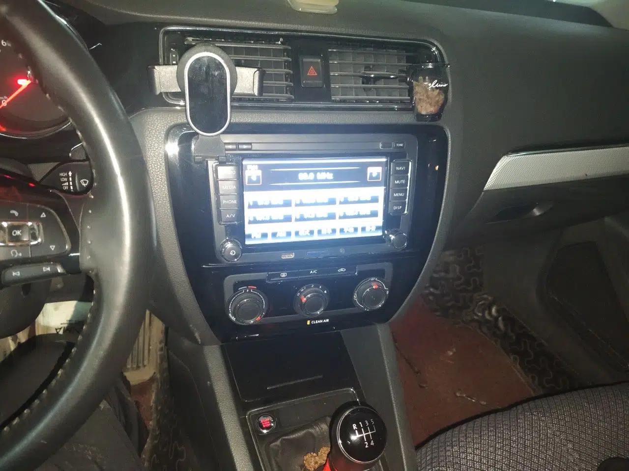 Volkswagen Sagitar 2017 1.6L Manual Comfort Model — миниатюра 13