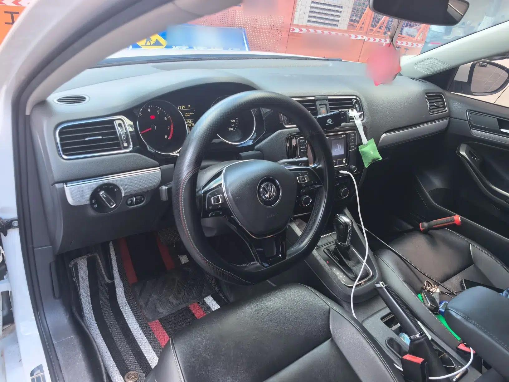 Volkswagen Sagitar 2018 1.6L Automatic Comfort Model — миниатюра 9
