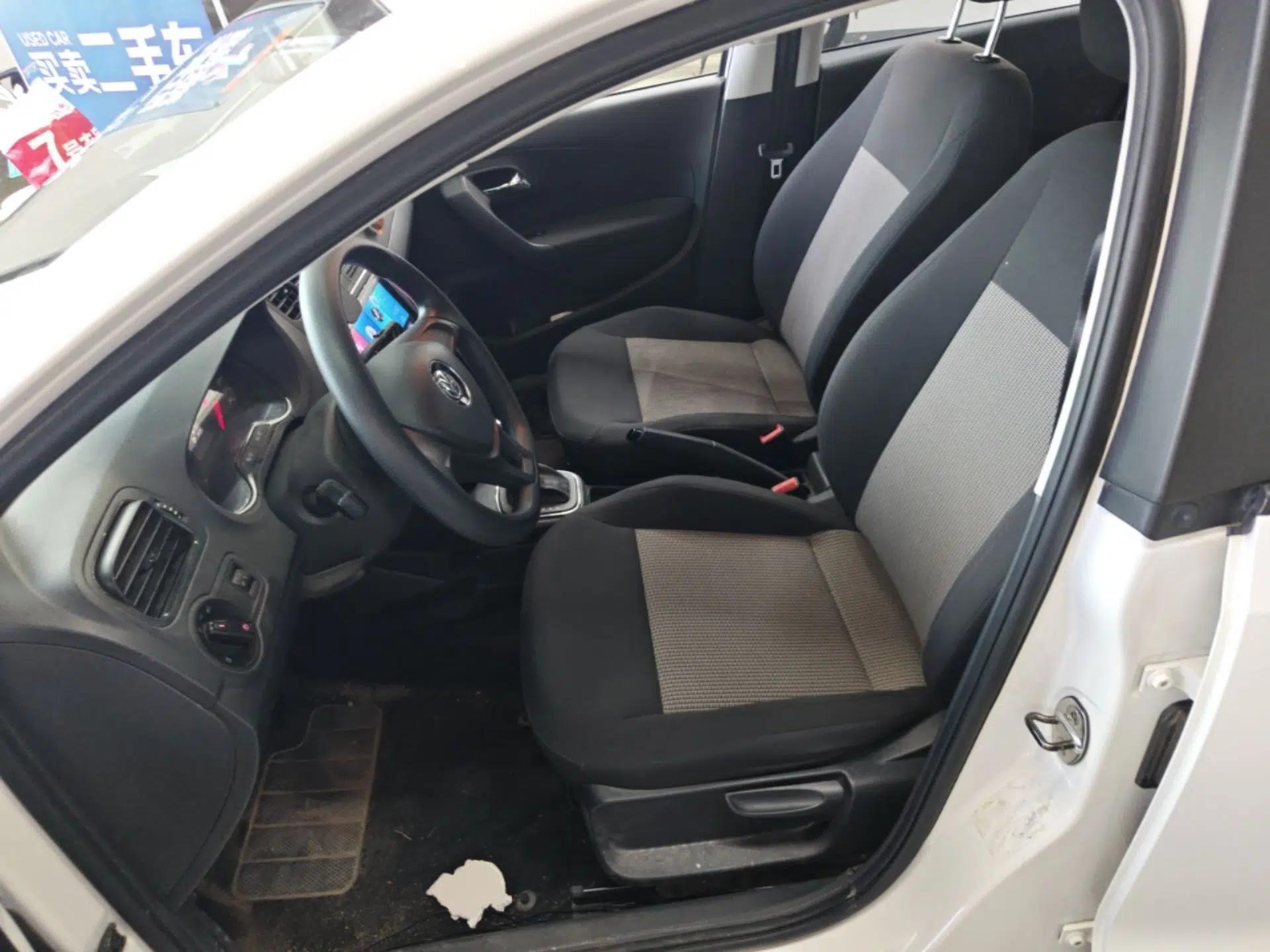 Volkswagen Polo 2016 1.4L Automatic Trendy Model — миниатюра 17