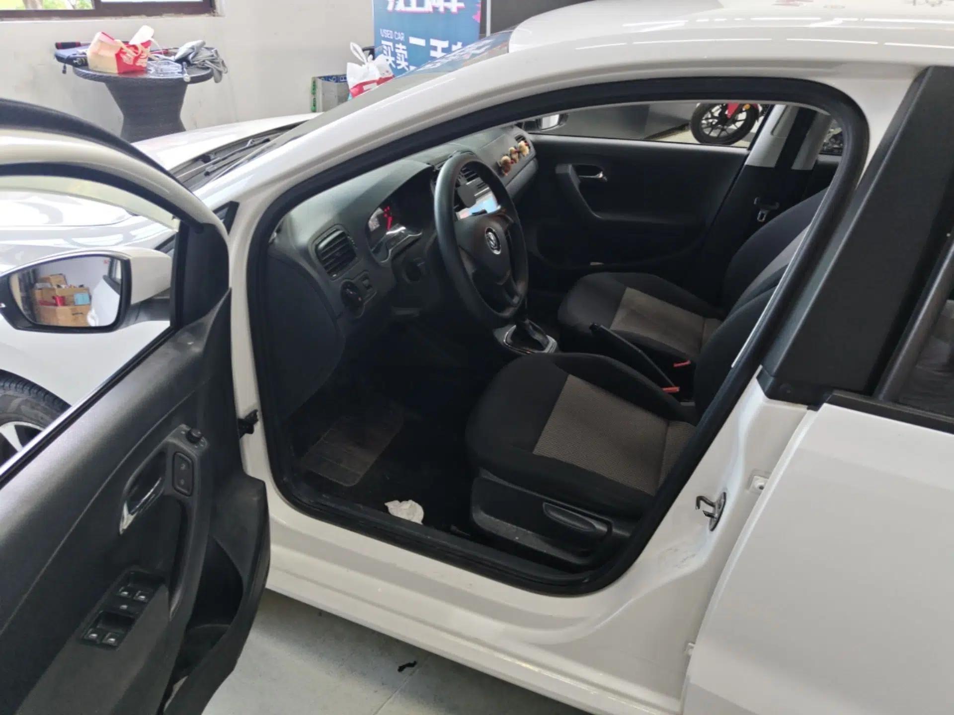 Volkswagen Polo 2016 1.4L Automatic Trendy Model — миниатюра 18