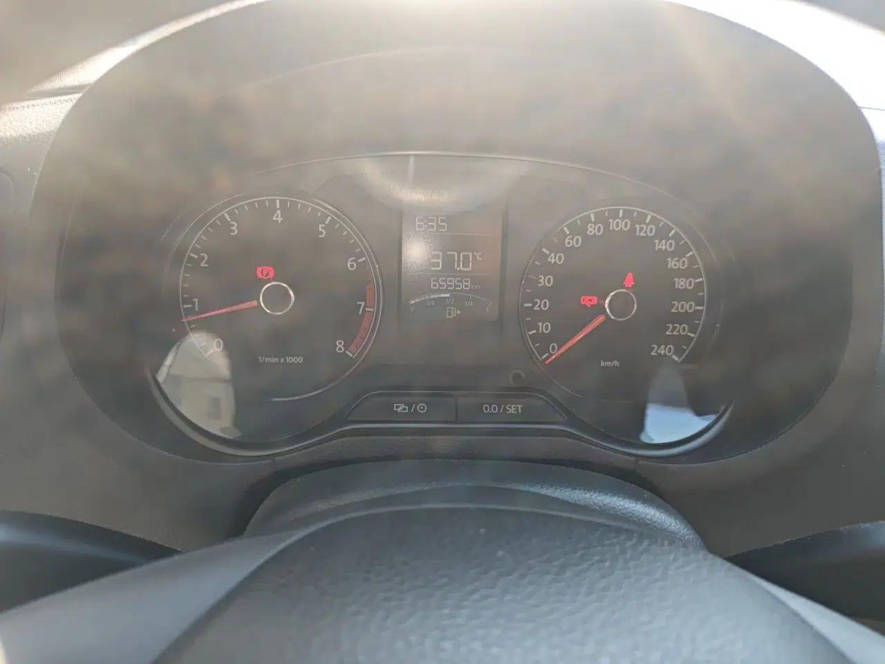Volkswagen Polo 2014 1.4L Manual Fashion Edition — миниатюра 12