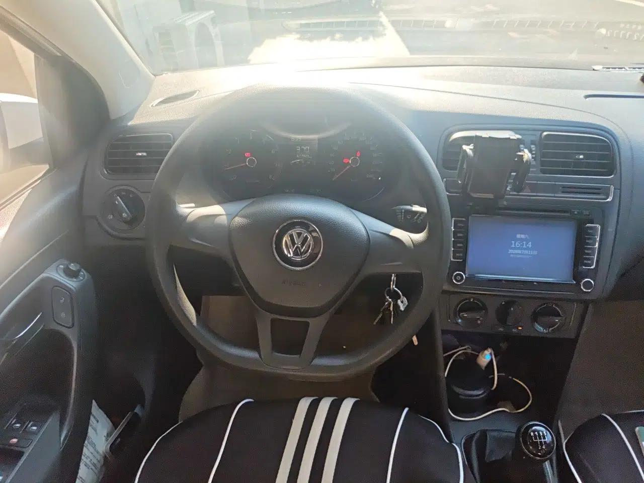 Volkswagen Polo 2014 1.4L Manual Fashion Edition — миниатюра 10