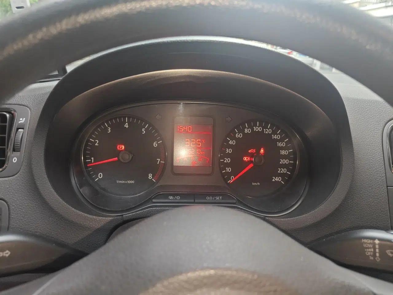 Volkswagen Polo 2013 1.4L Manual Fashion Edition — миниатюра 11
