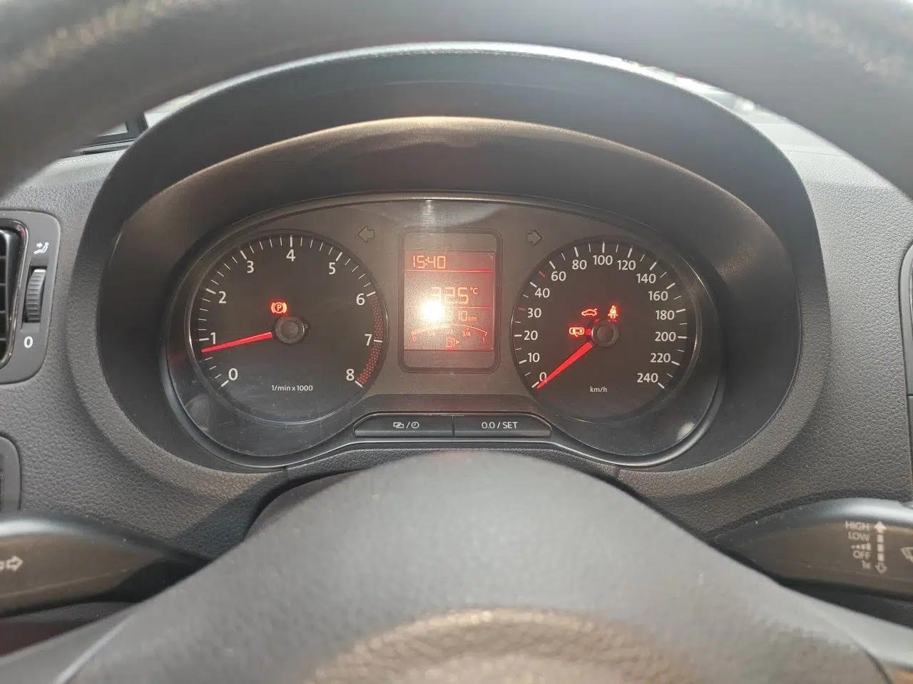 Volkswagen Polo 2013 1.4L Manual Fashion Edition — миниатюра 12