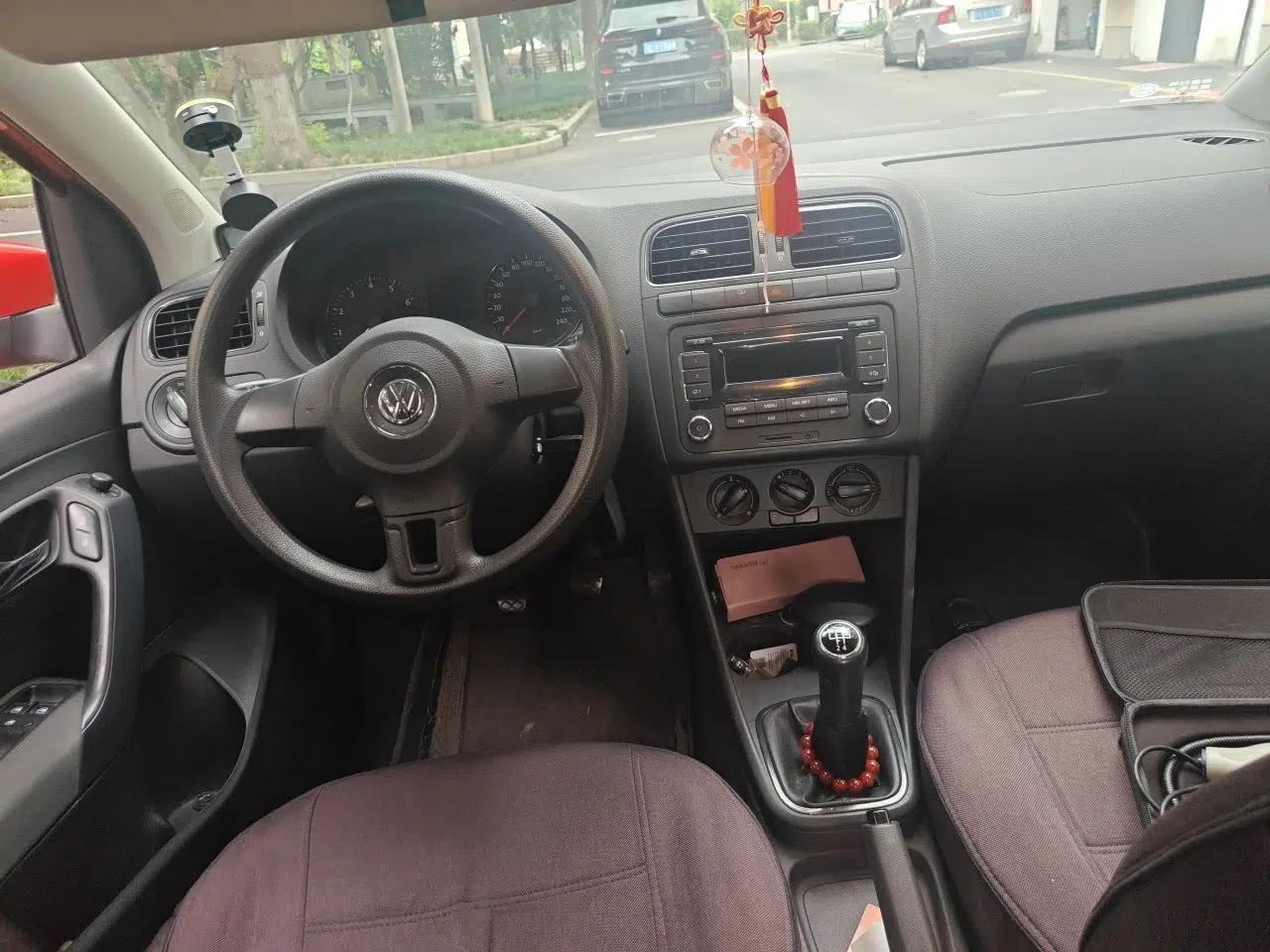 Volkswagen Polo 2013 1.4L Manual Fashion Edition — миниатюра 9