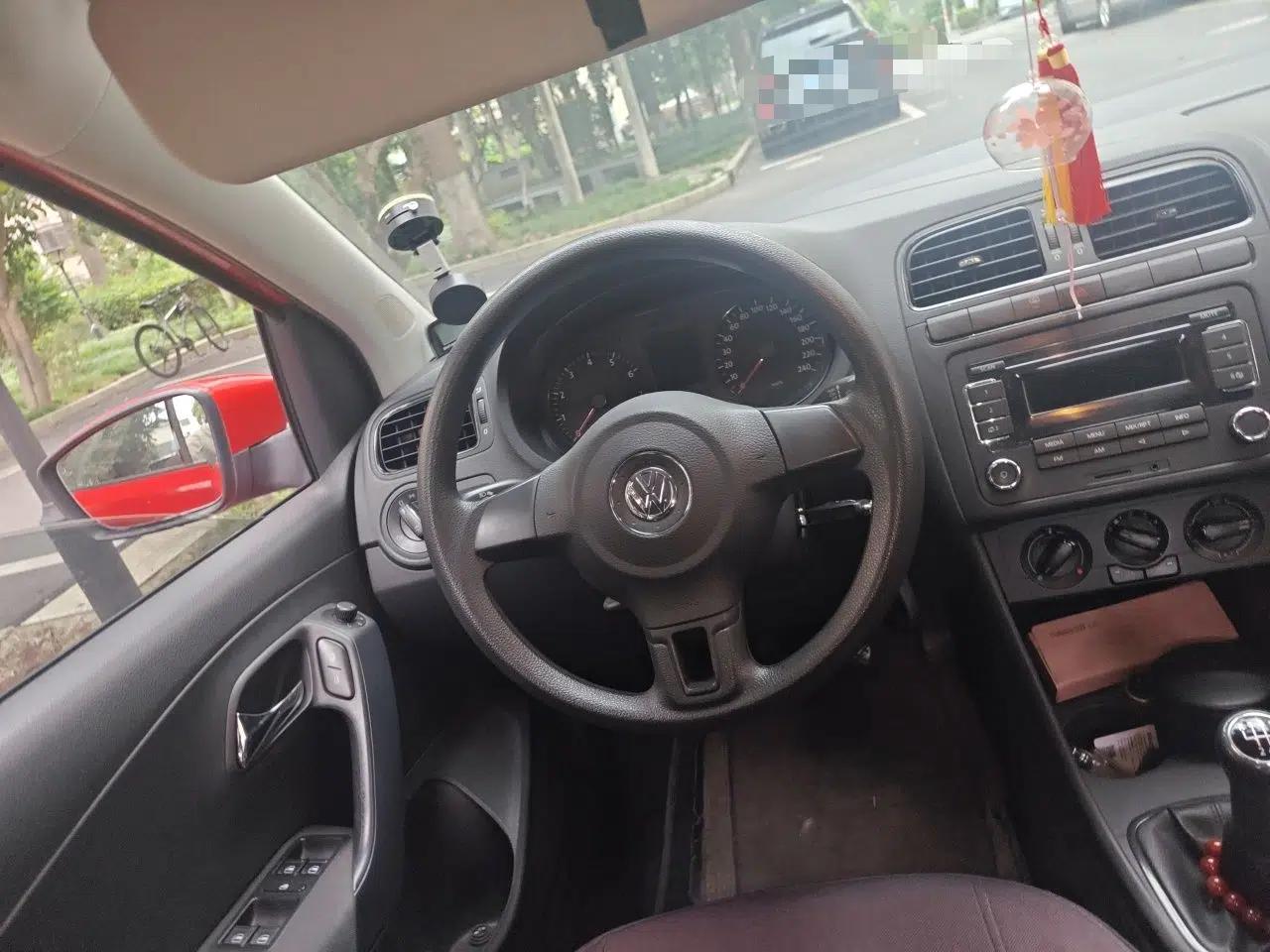 Volkswagen Polo 2013 1.4L Manual Fashion Edition — миниатюра 10