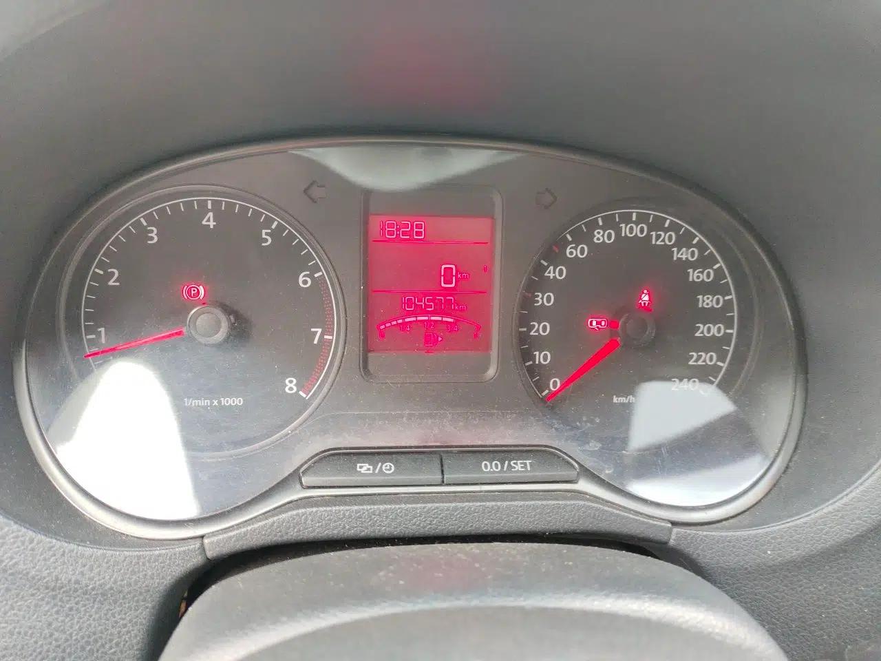 Volkswagen Polo 2013 1.4L Manual Fashion Edition — миниатюра 11