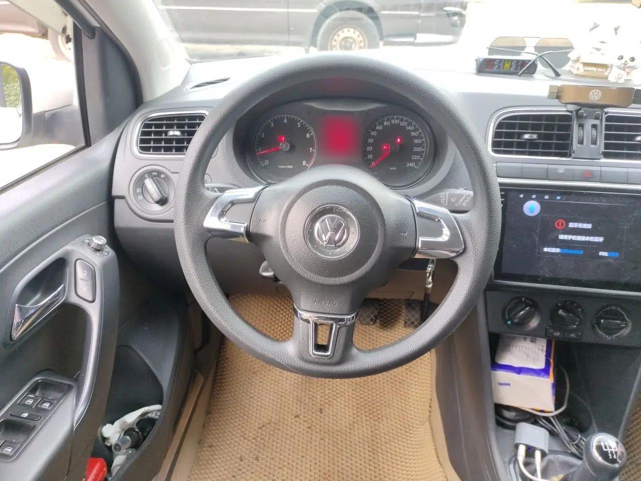 Volkswagen Polo 2013 1.4L Manual Fashion Edition — миниатюра 10
