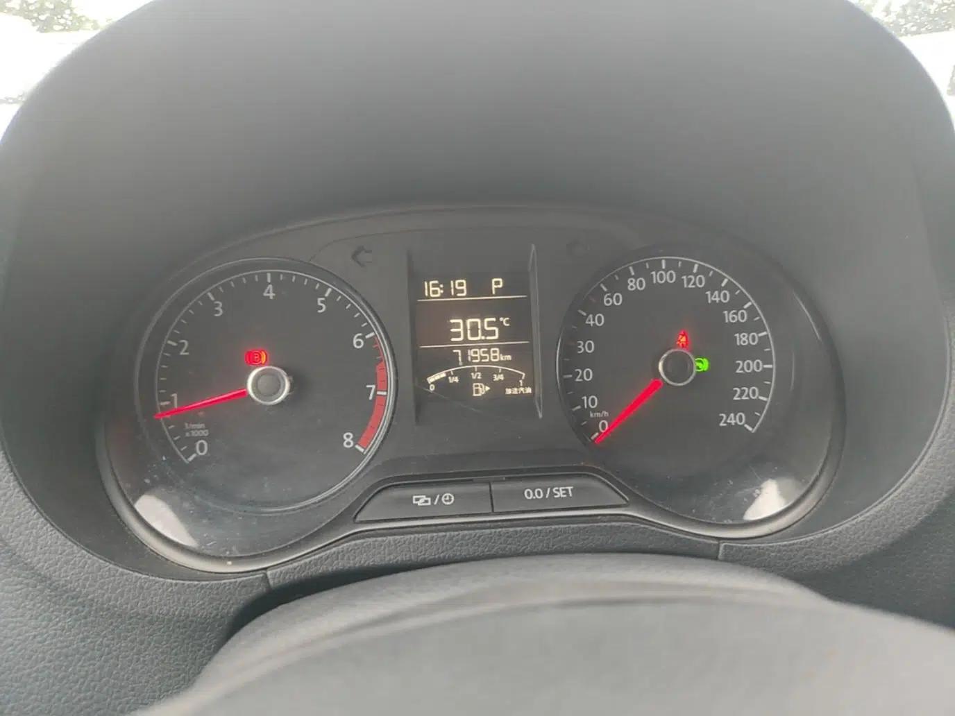 Volkswagen Polo 2016 1.4L Automatic Trendy Model — миниатюра 14