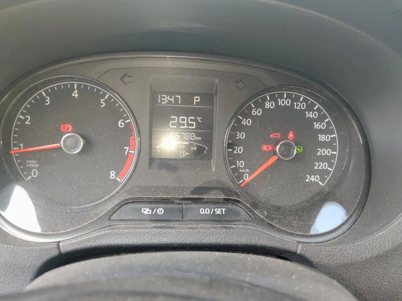 Volkswagen Polo 2016 1.4L Automatic Trendy Model — миниатюра 11