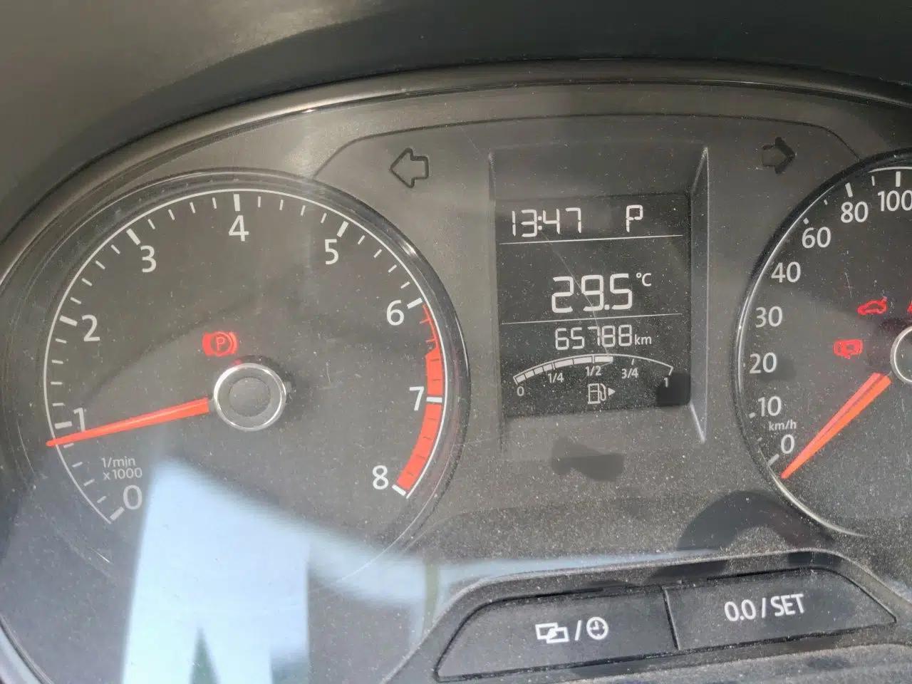 Volkswagen Polo 2016 1.4L Automatic Trendy Model — миниатюра 12