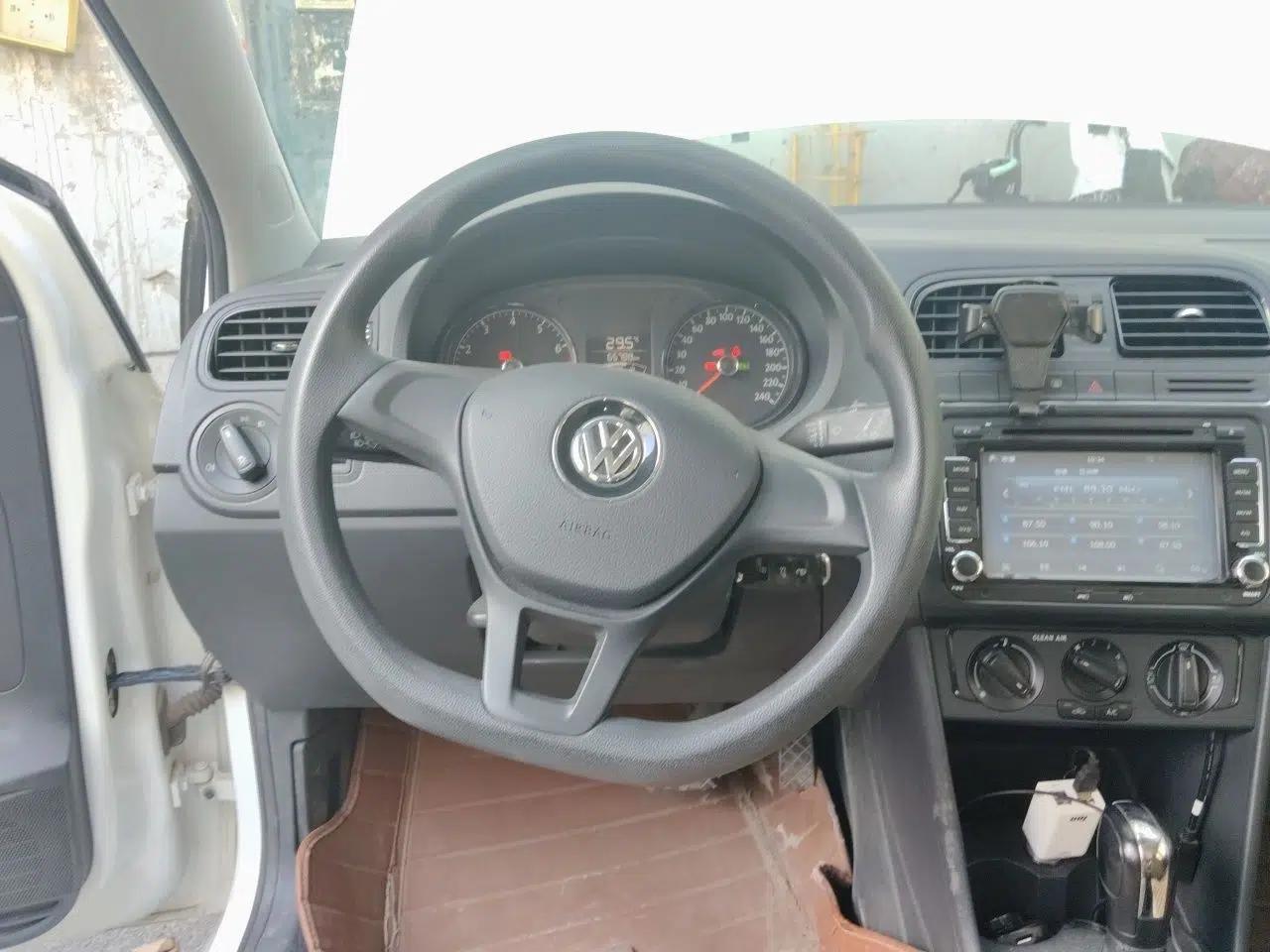 Volkswagen Polo 2016 1.4L Automatic Trendy Model — миниатюра 10