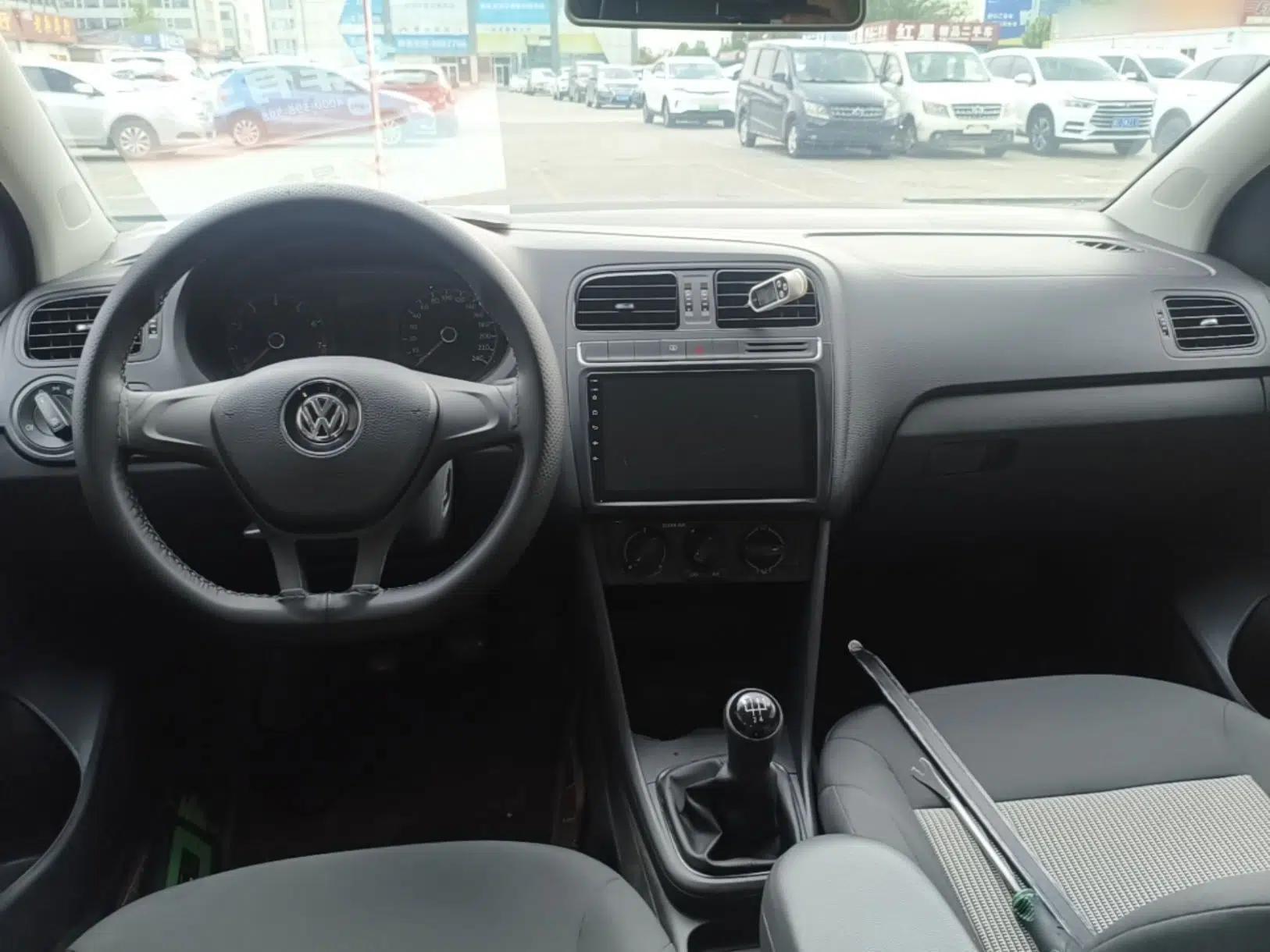Volkswagen Polo 2016 1.4L Manual Fashion Model — миниатюра 12