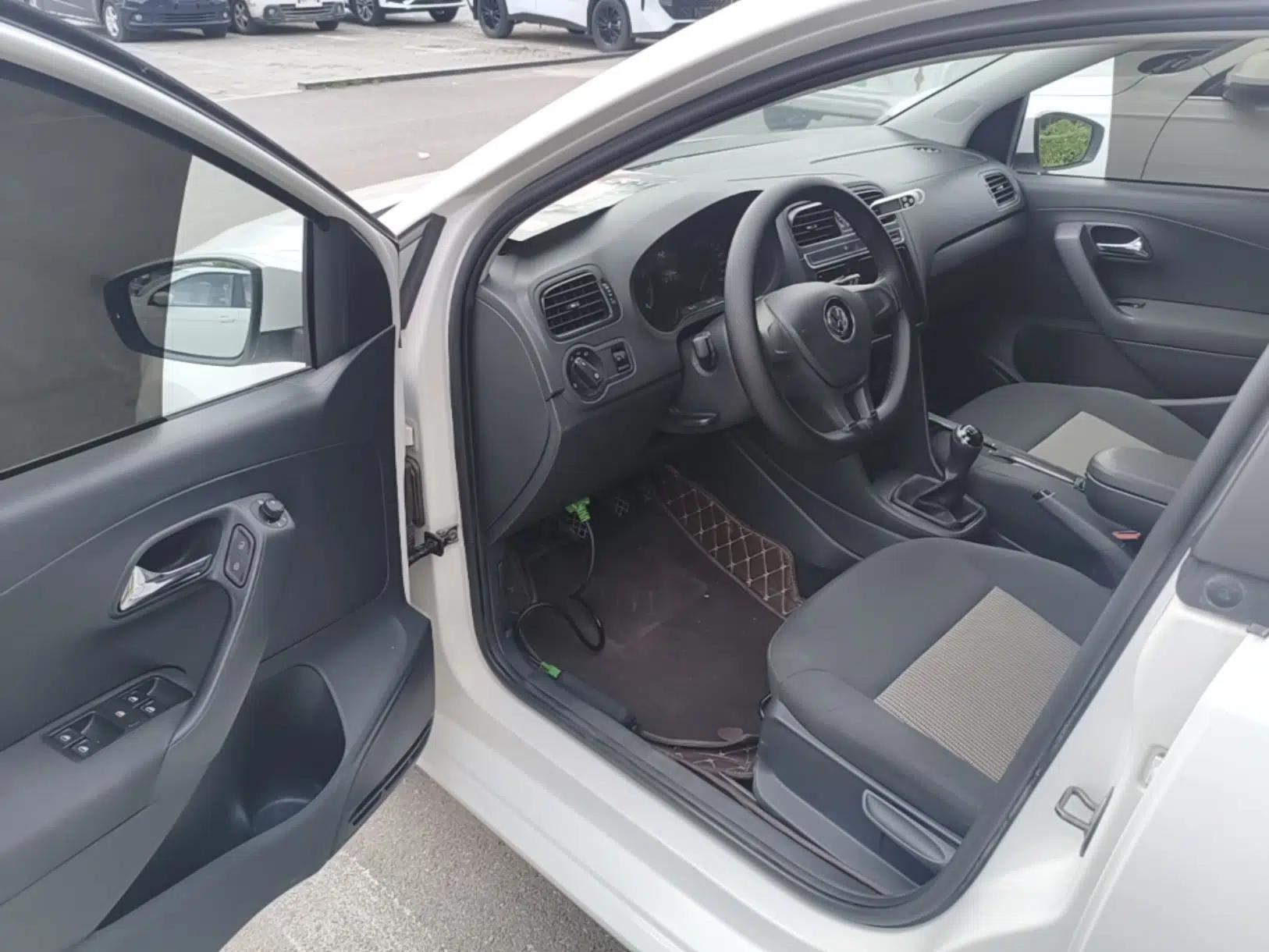 Volkswagen Polo 2016 1.4L Manual Fashion Model — миниатюра 18