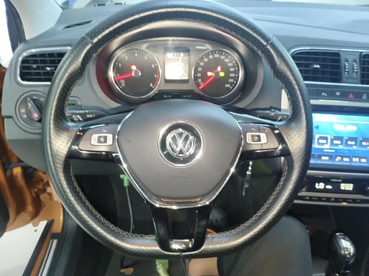 Volkswagen Polo 2016 1.6L Cross Polo Automatic — миниатюра 13