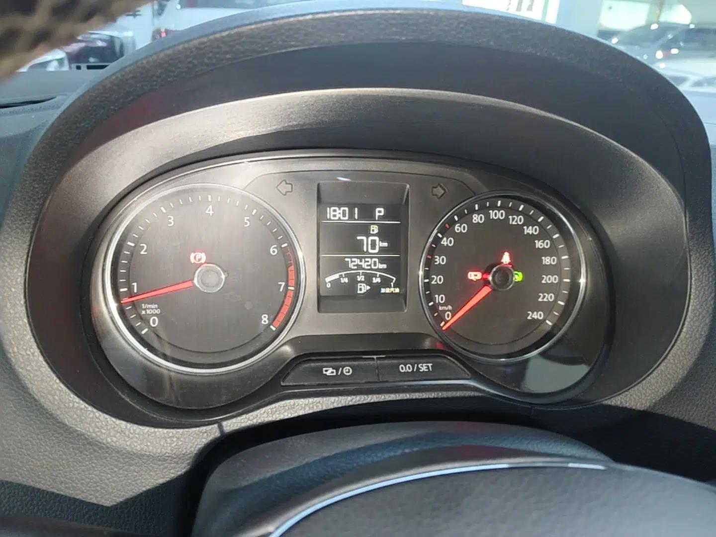 Volkswagen Polo 2016 1.6L Cross Polo Automatic — миниатюра 14