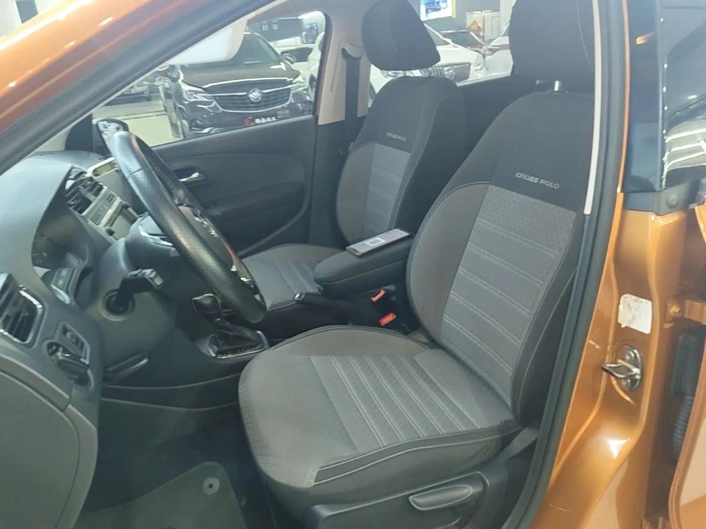 Volkswagen Polo 2016 1.6L Cross Polo Automatic — миниатюра 17