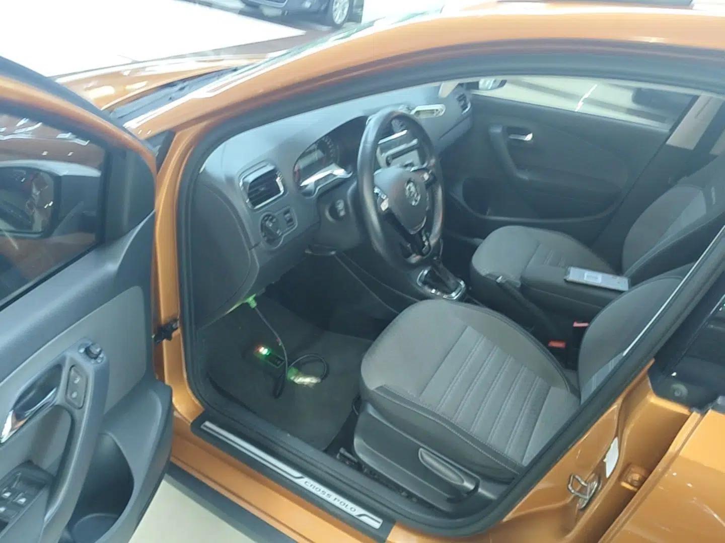 Volkswagen Polo 2016 1.6L Cross Polo Automatic — миниатюра 18