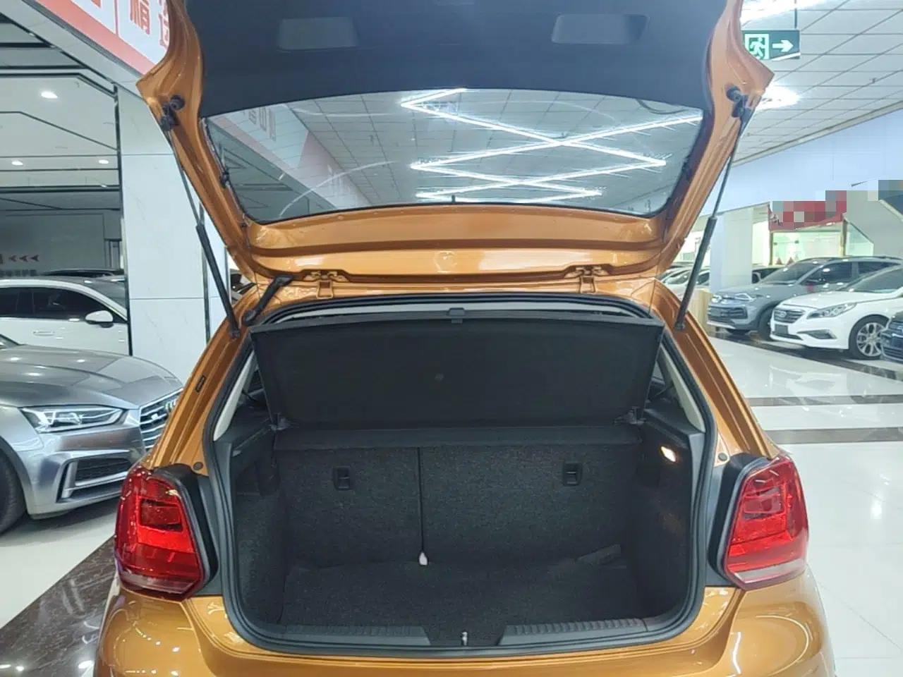 Volkswagen Polo 2016 1.6L Cross Polo Automatic — миниатюра 22