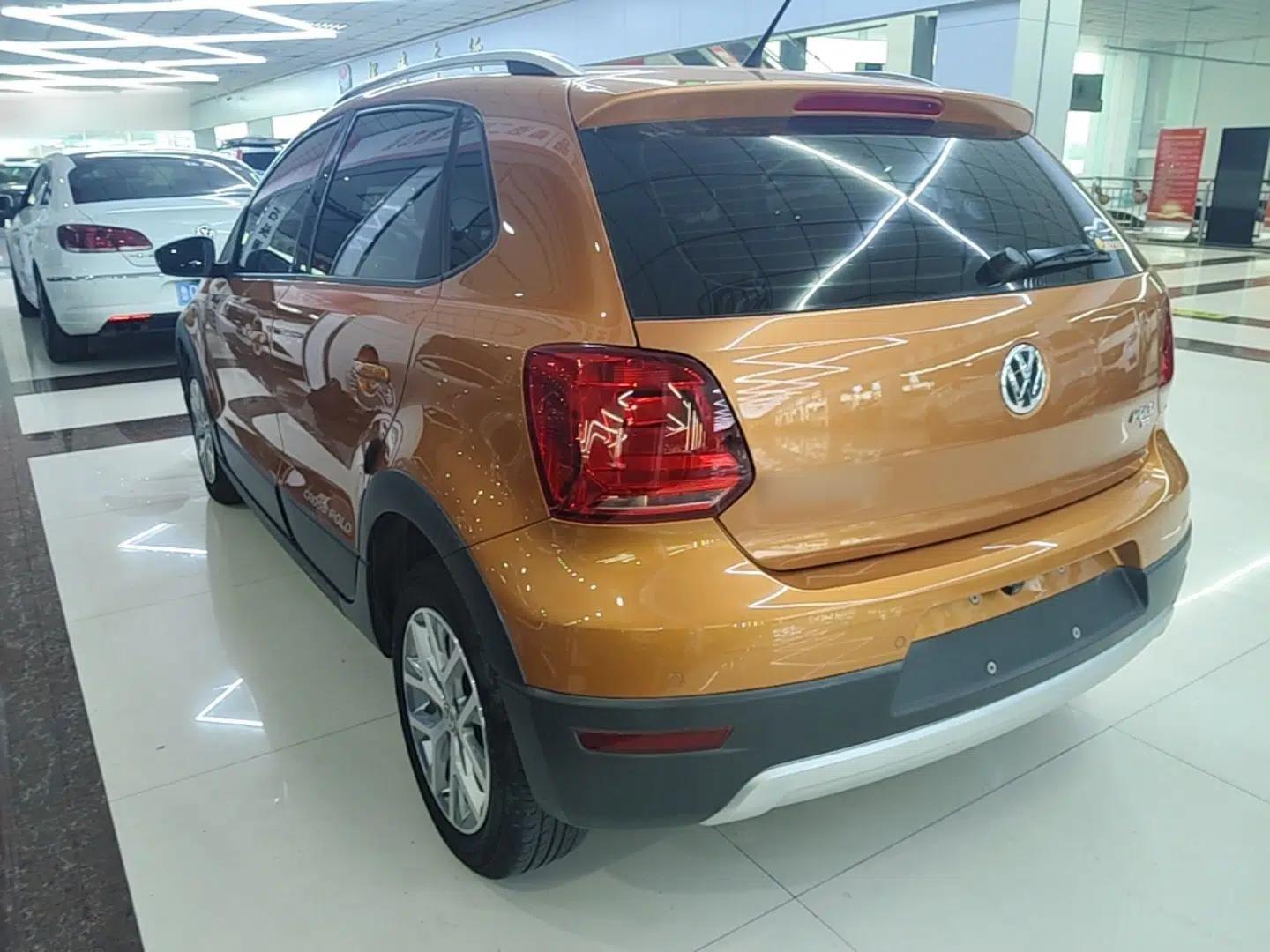 Volkswagen Polo 2016 1.6L Cross Polo Automatic — миниатюра 4