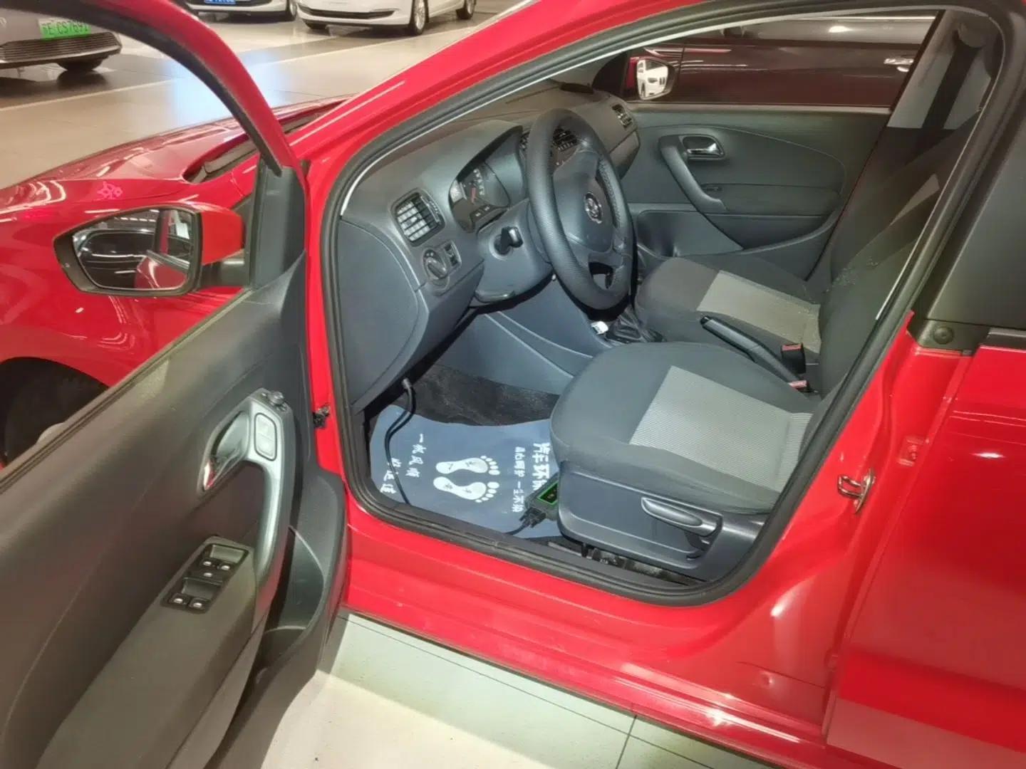 Volkswagen Polo 2016 1.4L Automatic Trendy Model — миниатюра 18