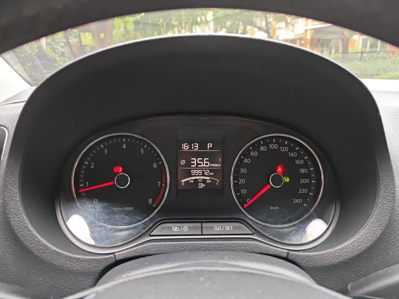 Volkswagen Polo 2014 1.6L Automatic Luxury Edition — миниатюра 11