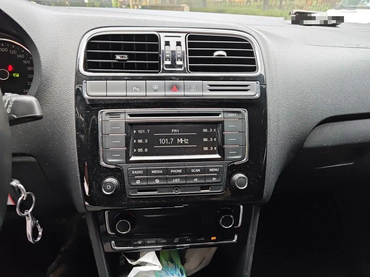 Volkswagen Polo 2014 1.6L Automatic Luxury Edition — миниатюра 13