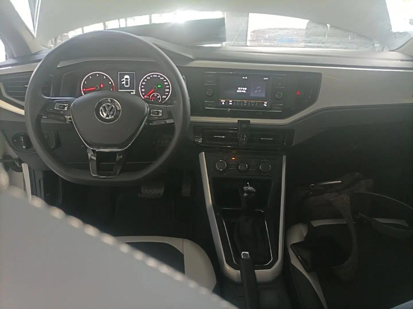 Volkswagen Polo 2019 Plus 1.5L Automatic Colorful Technology Edition — миниатюра 17