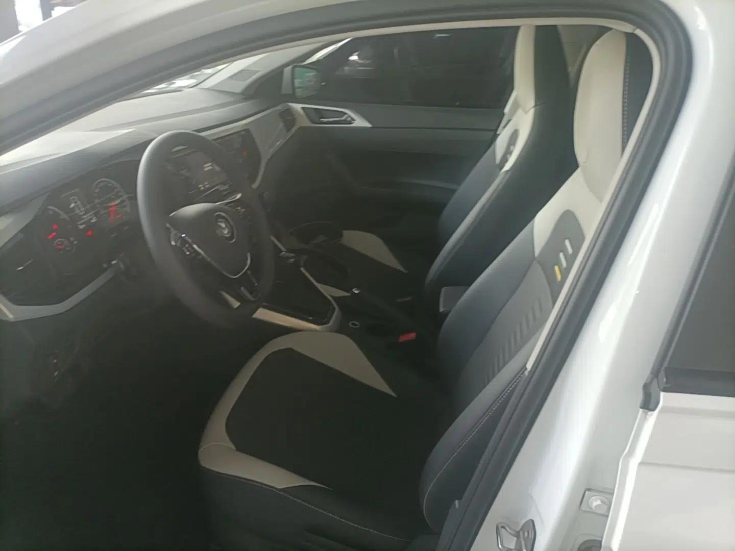 Volkswagen Polo 2019 Plus 1.5L Automatic Colorful Technology Edition — миниатюра 22