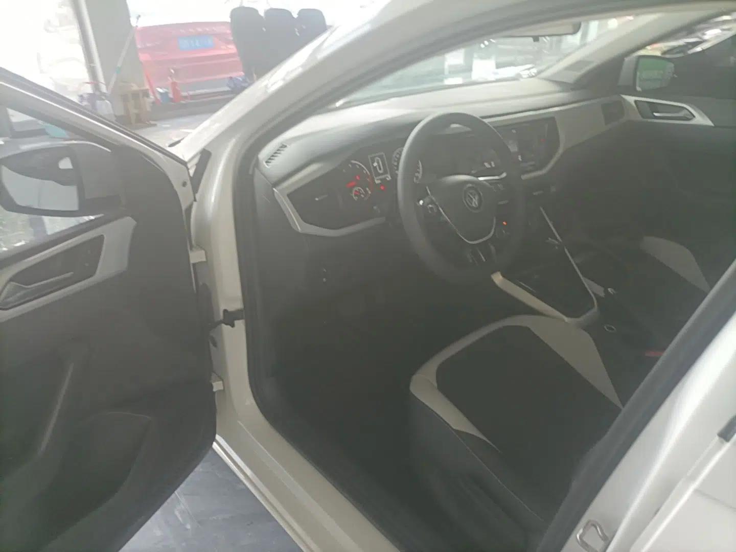 Volkswagen Polo 2019 Plus 1.5L Automatic Colorful Technology Edition — миниатюра 23