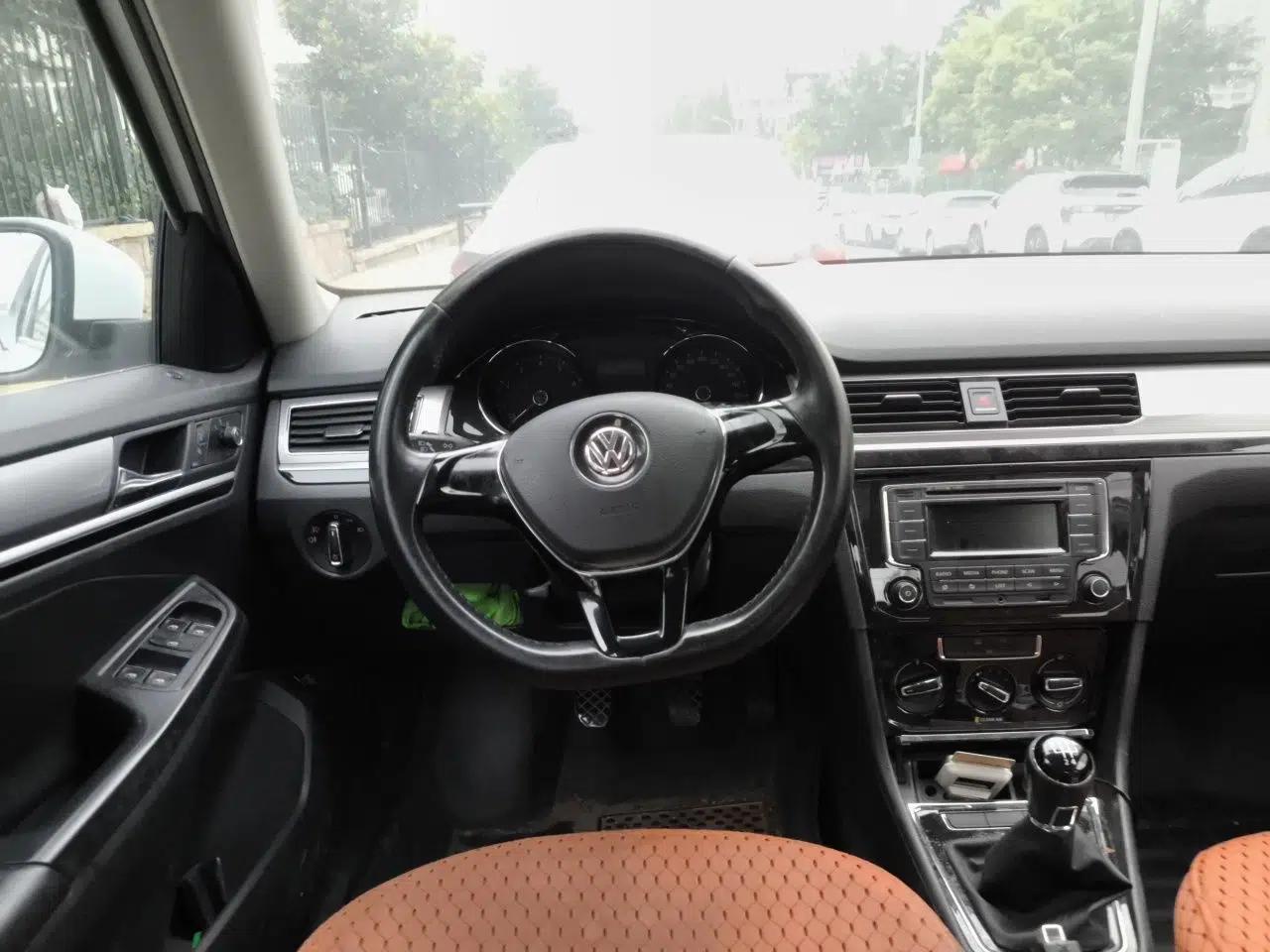 Volkswagen Bora 2016 1.6L Manual Comfort Model — миниатюра 7