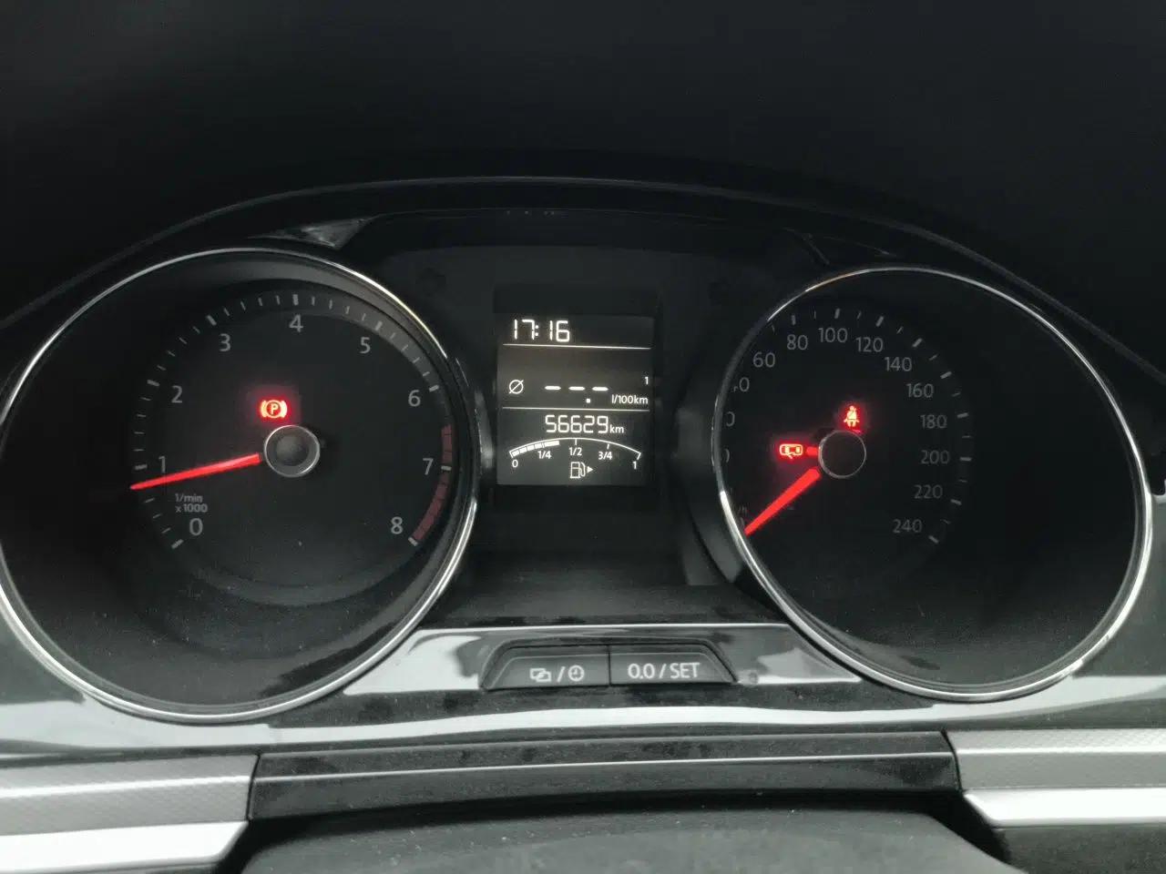 Volkswagen Bora 2016 1.6L Manual Comfort Model — миниатюра 8