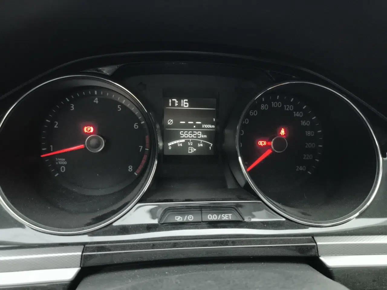 Volkswagen Bora 2016 1.6L Manual Comfort Model — миниатюра 9