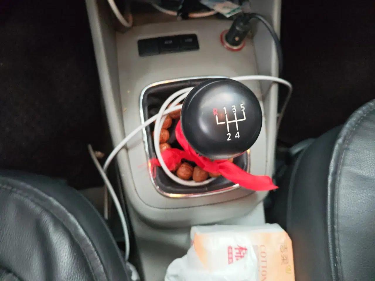 Volkswagen Bora 2011 1.6L Manual Fashion Edition — миниатюра 14