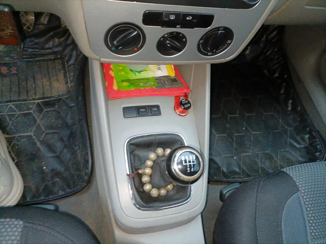 Volkswagen Bora 2011 1.6L Manual Comfort Version — миниатюра 14