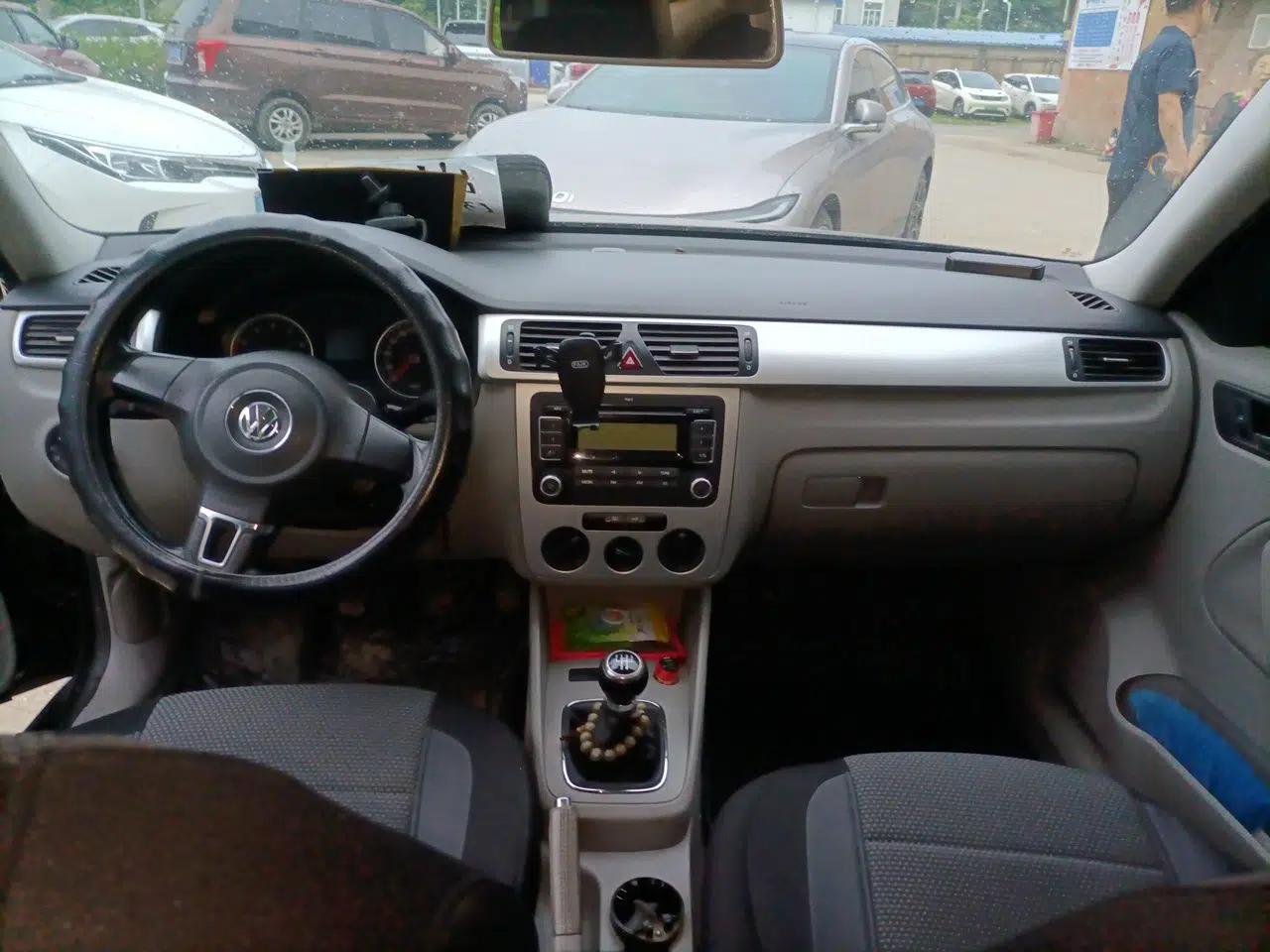 Volkswagen Bora 2011 1.6L Manual Comfort Version — миниатюра 9