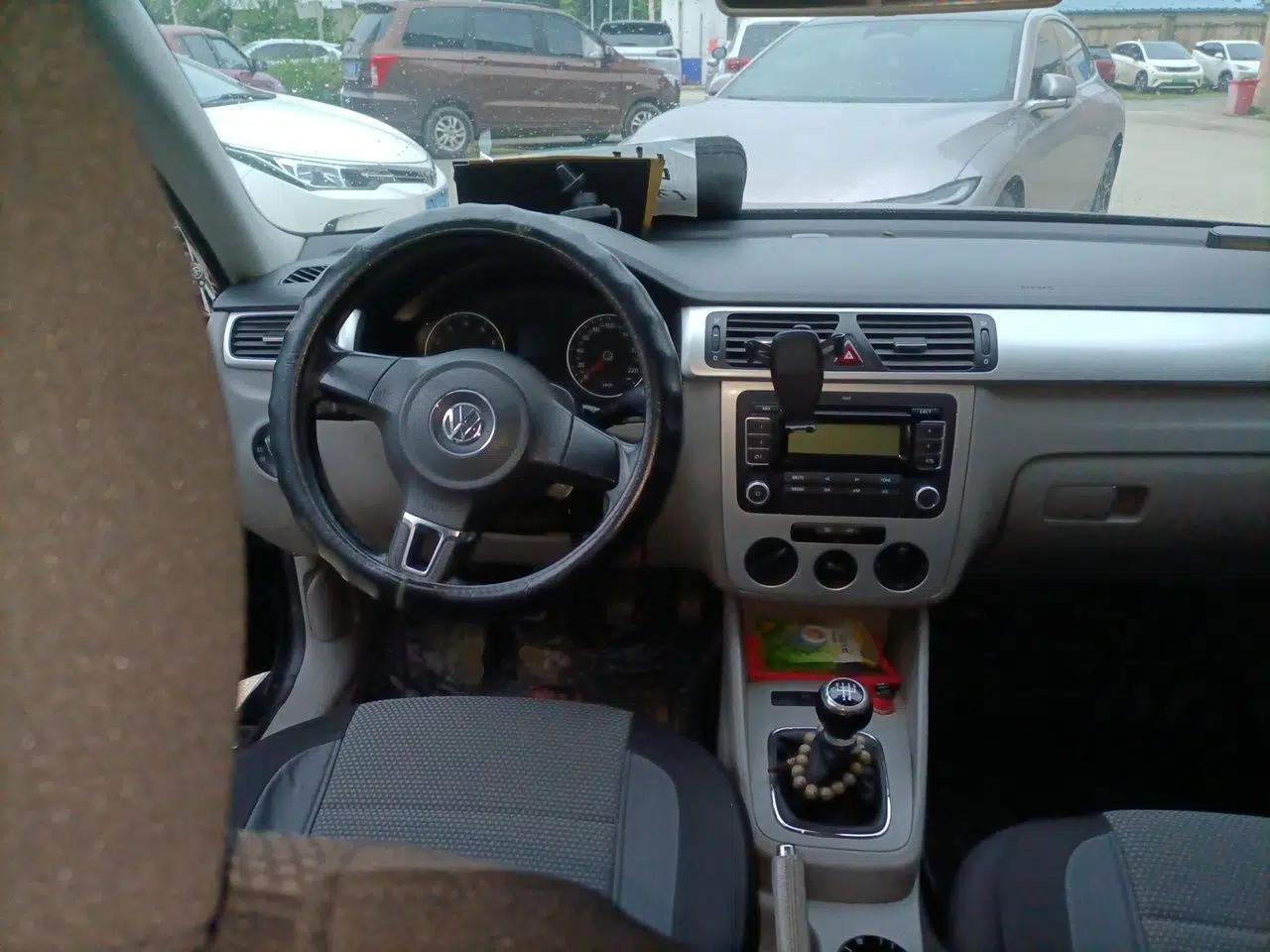 Volkswagen Bora 2011 1.6L Manual Comfort Version — миниатюра 10