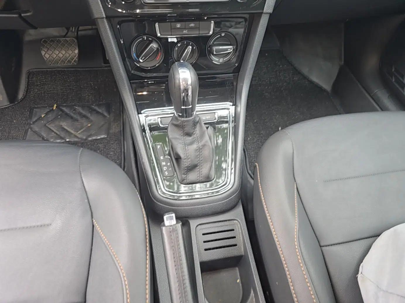Volkswagen Bora 2017 1.6L Automatic Comfort Model — миниатюра 16