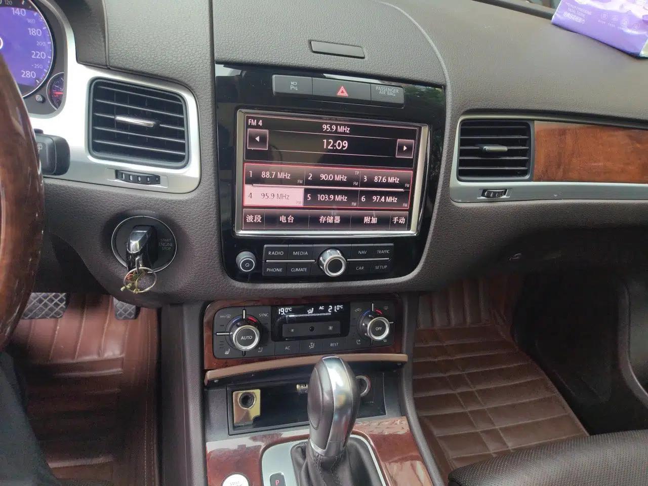 Volkswagen Touareg 2011 3.0 TSI Luxury Edition — миниатюра 13